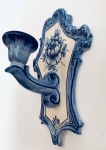 Arandela de parede com pintura floral à mão, nas cores azul e branco. Med. 26x18 cm.