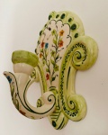 Arandela de parede com pintura floral à mão, no tom verde. Med. 24x19 cm.