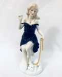 Estatueta em porcelana dama com cachorro, ao gosto Lladró. Med. 20 cm. 