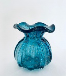 Vaso em vidro de murano verde, decorado com partículas douradas. Med. 11x10 cm.
