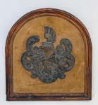 Placa com brasão em metal, com moldura em madeira. Med. 31x29 cm.