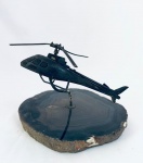 Colecionismo - Helicóptero decorativo em metal, com estrutura móvel e base em pedra. Med. 13x14 cm.