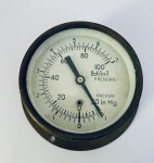 Antigo Marcador de pressão com estrutura metálica. Med. Diâm. 10 cm.