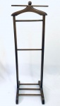 Cabideiro em madeira nobre com grade para sapato, porta calça e arco para paletó. Med. 1,26x0,42x0,39 m.