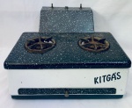 Fogão esmaltado KitGás, na cor branca, com duas bocas, funcionamento à querosene. Med. 49x42 cm. Alt. 33 cm.