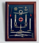 Quadro decorado com motivos marítimos, envidraçado, com moldura em madeira. Med. 50x40 cm.