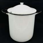 Caldeirão em ágata branca, com tampa e duas pegas, apresenta pequenos desgastes de uso. Med. Alt. 26 cm. Diâm. com pegas 30 cm.