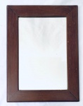 Espelho em cristal bisotado com moldura em madeira nobre. Med. 62x47 cm.