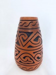 Vaso em barro, assinado no fundo Heloísa  Pará, Brasil. Med. Alt. 25 cm. Diâm. 14 cm.