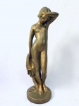 Escultura representando nu feminino em gesso na cor dourada. Med. Alt. 63 cm.
