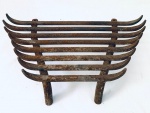 Grelha para lareira em ferro. Med. 60x40 cm. Alt. 16 cm.