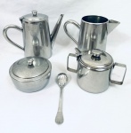Jogo em inox contendo 4 peças, sendo: 1 bule e 1 leiteira em autêntico inox Siafab, e uma manteigueira e um açucareiro com colher em inox. Med. Bule: Alt. 16 cm. Leiteira: Alt. 14 cm. Açucareiro: 10x15 cm. Manteigueira: 7x11 cm.