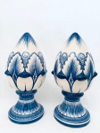Par de Pinhas em faiança nas cores branco e azul. Med. 32x15 cm.