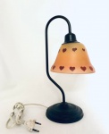 Delicado Abajur com cúpula em vidro âmbar decorado com corações, base e estrutura em metal. Med. Alt. 38 cm. Diâm. 20 cm.