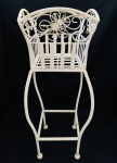 Floreira / Suporte para vaso de planta, em ferro patinado de branco, decorado com flores, com quatro pés. Med. Alt. 56 cm. 24x22 cm.