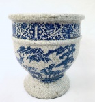 Antigo Vaso em cerâmica craquelada oriental, Macau. Decorado com desenhos de paisagem com animais e arabescos em tom azul. Med. 27x27 cm.