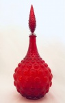 Belíssima Garrafa em vidro vermelho decorada com bolas em relevo, tampa em formato de gota. Med. Alt. 47 cm. Diâm. 19 cm.