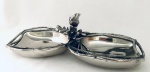 Peça decorativa em metal, ornada com pássaro e flor, com dois recipientes envoltos por relevos representando galhos. Med. 36x14 cm. Alt. 9 cm.