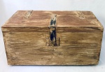 Baú em madeira rústica com ferragens e tranca em ferro com espaço para cadeado. Med. 80x37 cm. Alt. 40 cm.