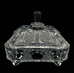 Bomboniere em demi cristal ricamente lapidada, apoiada sobre quatro pés. Med. 14x10 cm. Alt. 14 cm.