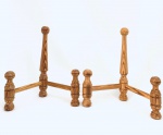 Dois suportes para pratos em Pinho de Riga. Med. 20x18 cm. 