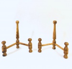 Dois suportes para pratos em Pinho de Riga. Med. 20x18 cm. 