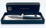 Caneta tinteiro Parker 45, cor cinza, tampa em aço, modelo nacional. Em excelente estado, necessitando de conversor ou cartucho de recarga. Acompanha caixa.