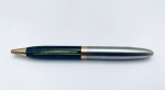 Lapiseira Sheaffer, modelo Lady, tampa em aço, com detalhes em plaquê, clip e anel. Corpo em baquelite verde, em excelente estado.
