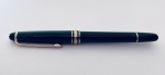 Caneta tinteiro Montblanc Meisterstuck n. 1810, cor preta com detalhes prateados, clips e respectivos anéis. Em excelente estado de conservação. Necessita trocar cartucho de recarga.
