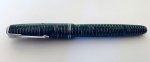 Caneta tinteiro Parker Vacumatic, na cor cinza, clips e anéis prateados, pena em ouro. Em perfeito estado de conservação. Necessita fazer reparo de bomba.
