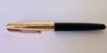 Caneta tinteiro Parker 61, com tampa dourada, na cor preta. Em perfeito estado de conservação.