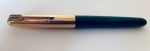 Caneta tinteiro Parker 51, corpo na cor azul, tampa em plaquê. Em perfeito estado de conservação.