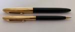 Conjunto de Caneta tinteiro Sheaffer, na cor preta, tampa em plaquê e pena em ouro 14K e Lapiseira Sheaffer, na cor preta, tampa em plaquê. Ambas em excelente estado.