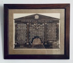 Quadro Formandos da Universidade do Rio de Janeiro, turma de Medicina dos anos de 1918 a 1923, envidraçado, com moldura em madeira. Med. 56x66 cm.