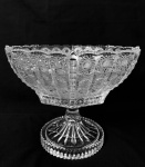 Maravilhoso Centro de mesa em cristal Bohemia ricamente lapidado, base e borda com lapidação recortada. Med. Diâm. 25 cm. Alt. 19 cm.
