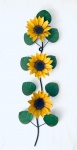 Adorno decorativo de parede em ferro, composto por três girassóis e folhas. Med. 69x21 cm.
