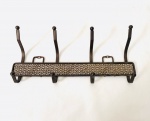 Cabideiro em metal contendo quatro ganchos. Med. 36x16 cm. 