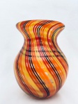 Lindo Vaso em vidro de murano em um misto de cores laranja, amarelo, vermelho e preto. Med. 22,5x14 cm.