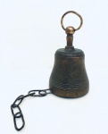 Antigo Sino em bronze, para portas e portões, com corrente. Med. Sino: Alt. 14 cm. Com corrente: 36 cm.