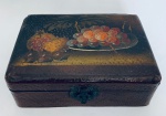 Antiga Caixa em metal decorada com natureza morta, com fecho, sendo possível a colocação de pequeno cadeado. Med. 20x14 cm. Alt. 8 cm.