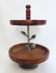 Fruteira de mesa de dois andares em madeira, estrutura central em metal representando galho, com folhas e pássaro, base em metal. Med. Alt. 37 cm. Diâm. maior 25 cm.