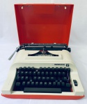 Antiga Máquina de escrever Remington 15, anos 80, com estojo original, no estado. Peso: 7 kg. Med. Máquina: 10x32x32 cm. Estojo: 35x34x12 cm.