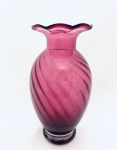 Lindo Vaso / Floreira em vidro rosa com a borda ondulada. Med. 22x11 cm.