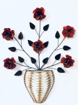 Arranjo decorativo de parede em ferro, ornado por seis rosas vermelhas. Med. 75x64 cm.