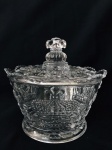 Grande Bomboniere em demi cristal decorada com coroa imperial. Med. 21x21 cm.
