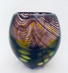 Lindo Vaso em vidro de murano com detalhes nas cores roxo e verde. Med. 20x16 cm.