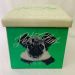 Puff / Baú desmontável decorado com cão da raça Pug, tampa almofadada, nas cores branco e verde. Med. 38x38x38 cm.