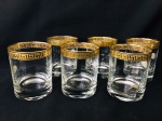 Conjunto de 06 copos para whisky, de origem italiana, borda decorada com desenhos gregos em ouro. Med. 10x8 cm.