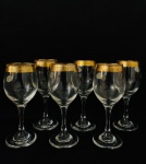 Conjunto de 06 taças de origem italiana, decoradas com desenhos gregos em ouro. Med. 18x6,5 cm.