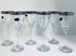Conjunto de 06 taças de origem italiana, decoradas com desenhos gregos em tom prateado. Med. Alt. 19 cm. Diâm. 7,5 cm.